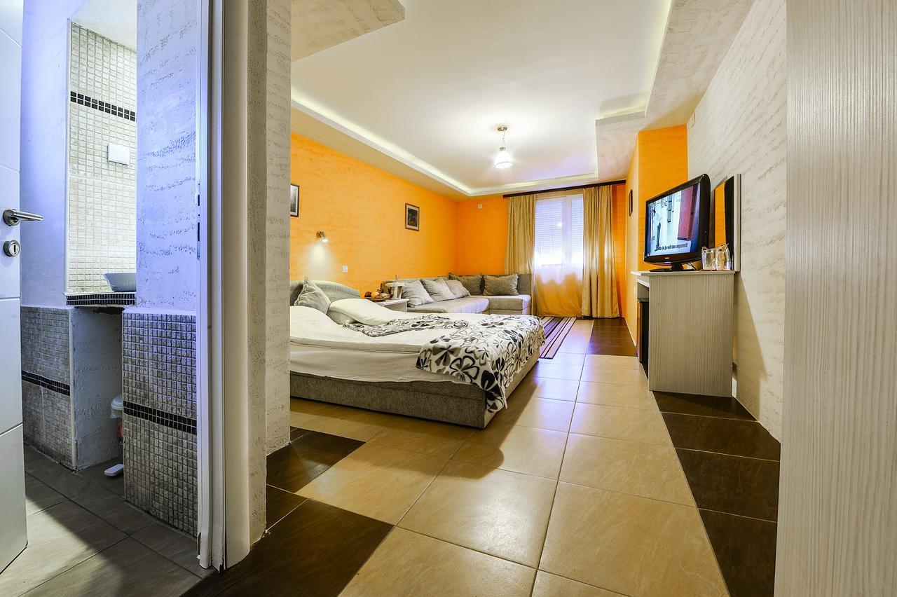 Hotel Vila Etna Ugrinovci  Exterior foto