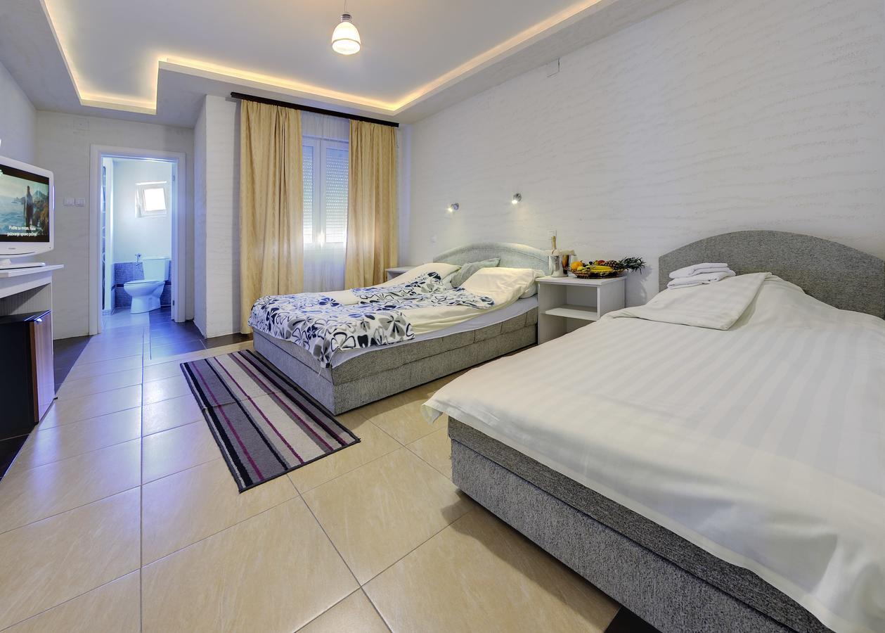 Hotel Vila Etna Ugrinovci  Zimmer foto